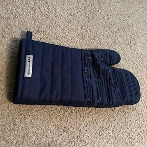 Kitchenaid navy oven mitt